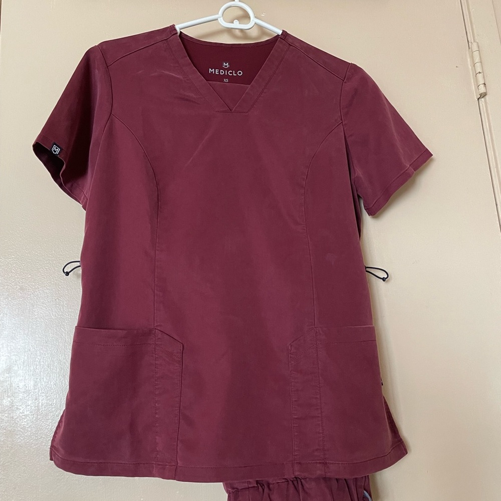 Mediclo Women’s XS Maroon Scrubs Set
